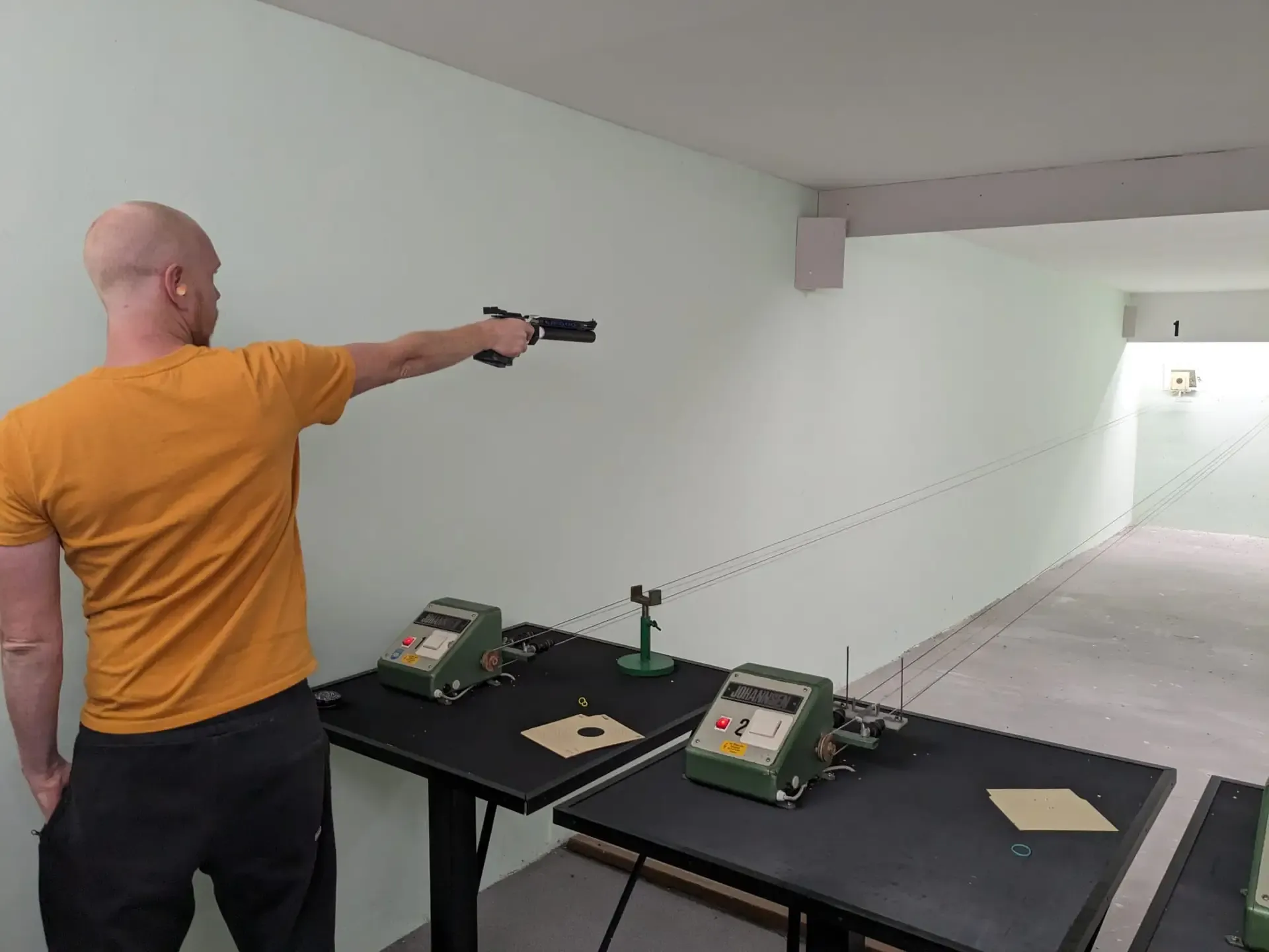 Sportschütze zielt mit der Luftpistole auf dem Schießstand